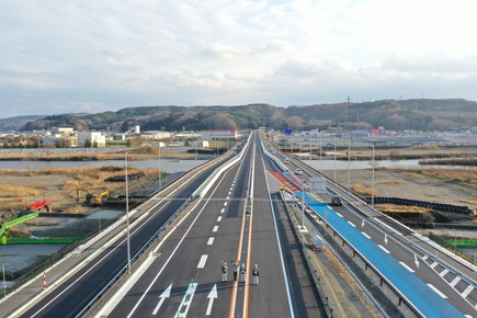 久慈大橋上空より全景(人物あり)