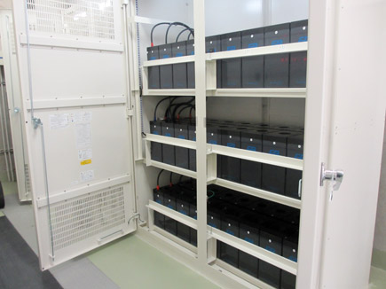 直流電源蓄電池盤内部