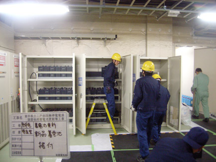 無停電電源装置　蓄電池据付
